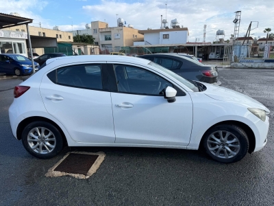 MAZDA  2  WHITE  2018  NAZ